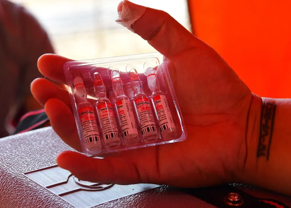 Las vacunas llegan en cuentagotas a algunos países, mientras que en otros sobran