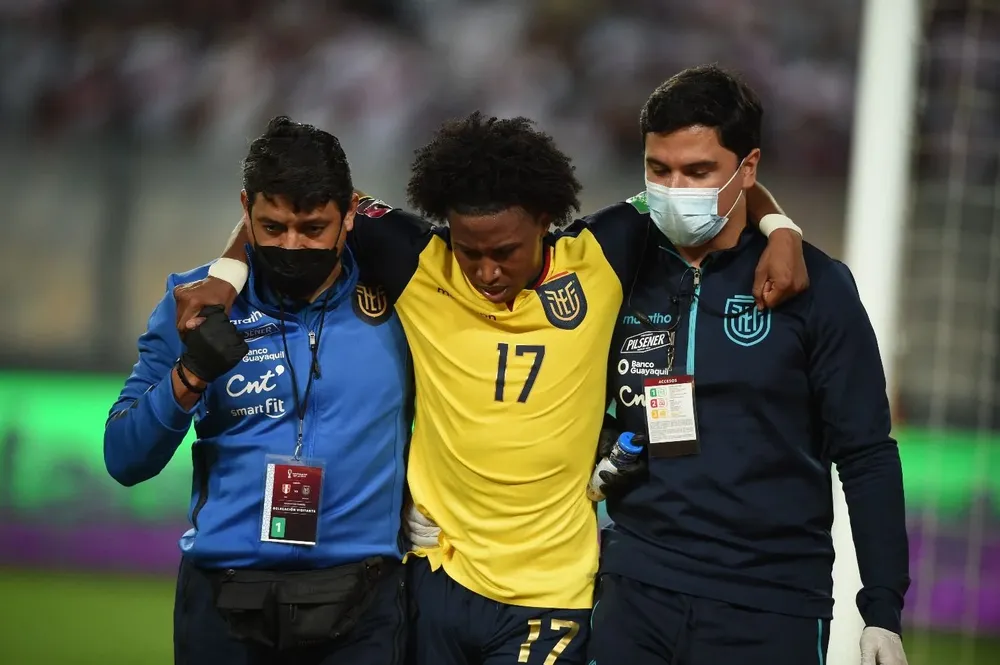 Preciado salió lesionado y su equipo quedó con 10