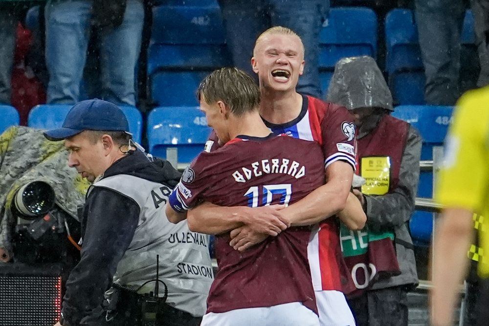 Erling Haaland y Martin Odegaard celebran el triunfo de Noruega ante Italia por Eliminatorias