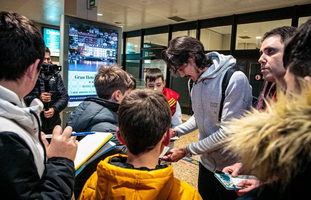Edinson Cavani firmando autógrafos al llegar a Gijón