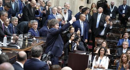 Javier Milei preside el país de los dos relojes.