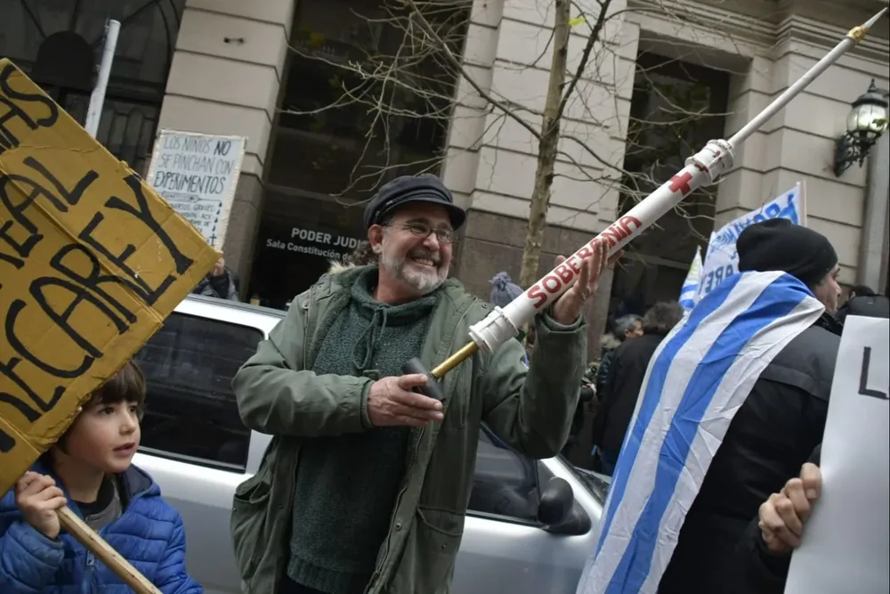 Un grupo de manifestantes se presentó frente al Poder Judicial por la audiencia en la que el MSP y Pfizer presentarán información sobre las vacunas contra el coronavirus