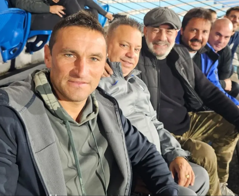 Bergessio en el estadio Centenario viendo Liverpool-San Lorenzo junto al actor Miguel Rodríguez y otros amigos