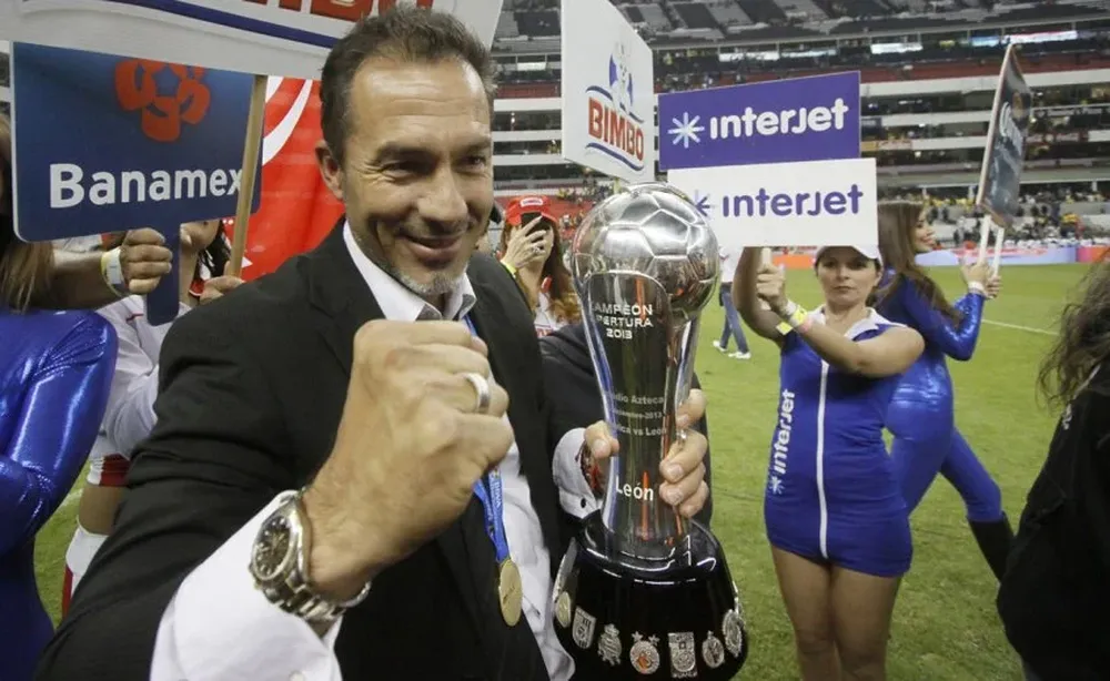 Gustavo Matosas con una de las copas ganadas como técnico en México