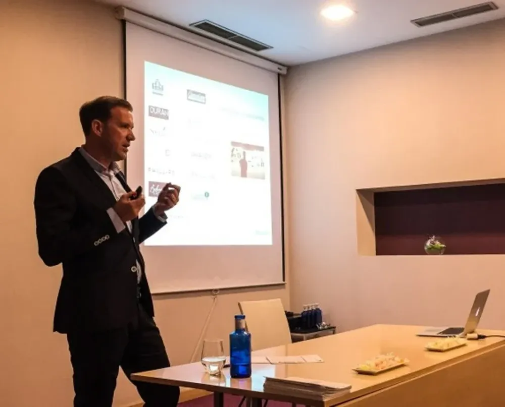 Juan A. Rodríguez haciendo una presentación en un seminario