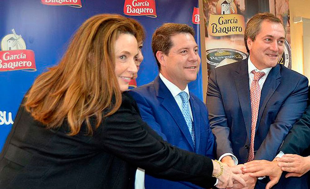 Imagen-de-los-dos-hermanos-Garcia-Baquero-con-el-presidente-de-Castilla-La-Mancha-Emiliano-Garcia-Page
