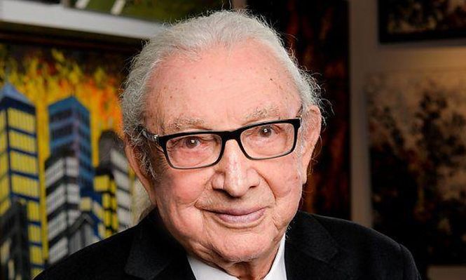 Oziac Fromm tenía 12 años cuando se escondió en el bosque en 1942; toda su familia fue asesinada por los nazis. Cuando llegó a Occidente se cambió el nombre por el de Maxwell Smart.