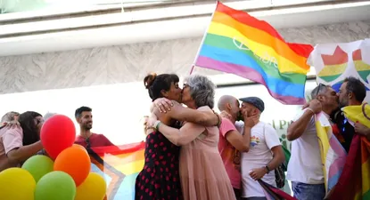 Besada LGTBIQ+ de Adelante Andalucía ante la sede de Vox en Cádiz