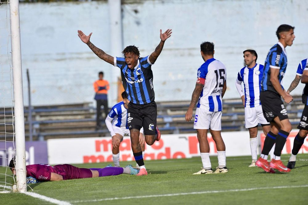 Abel Hernández de Liverpool celebra ante Cerro Largo por el Torneo Apertura