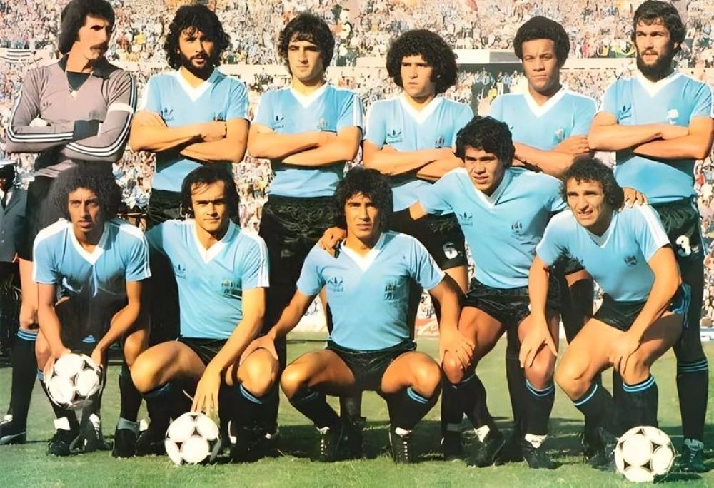Uruguay campeón del Mundialito en 1981: arriba, Rodolfo Rodríguez, Walter Olivera, Ariel Krasouski, Daniel Martínez, Víctor Diogo y Hugo De León; abajo, Venancio Ramos, Eduardo De la Peña, Waldemar Victorino, Ruben Paz y Julio César Morales