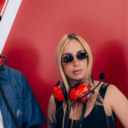 Darwin Núñez y Lorena Mañas en los boxes de Ferrari Darwin Núñez y Lorena Mañas en los boxes de Ferrari