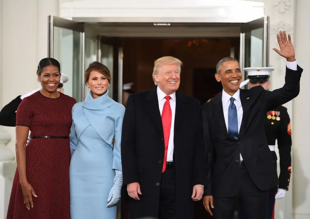 Barack y Michelle Obama le dan la bienvenida a Donald Trump y su esposa en la Casa Blanca.
