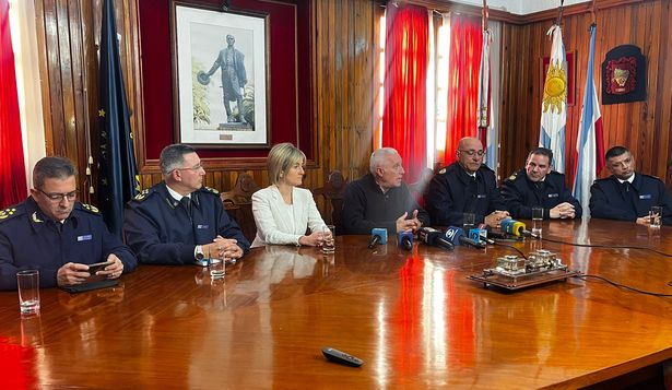Carlos Negro junto a Gabriela Valverde y autoridades de la Policía en conferencia de prensa