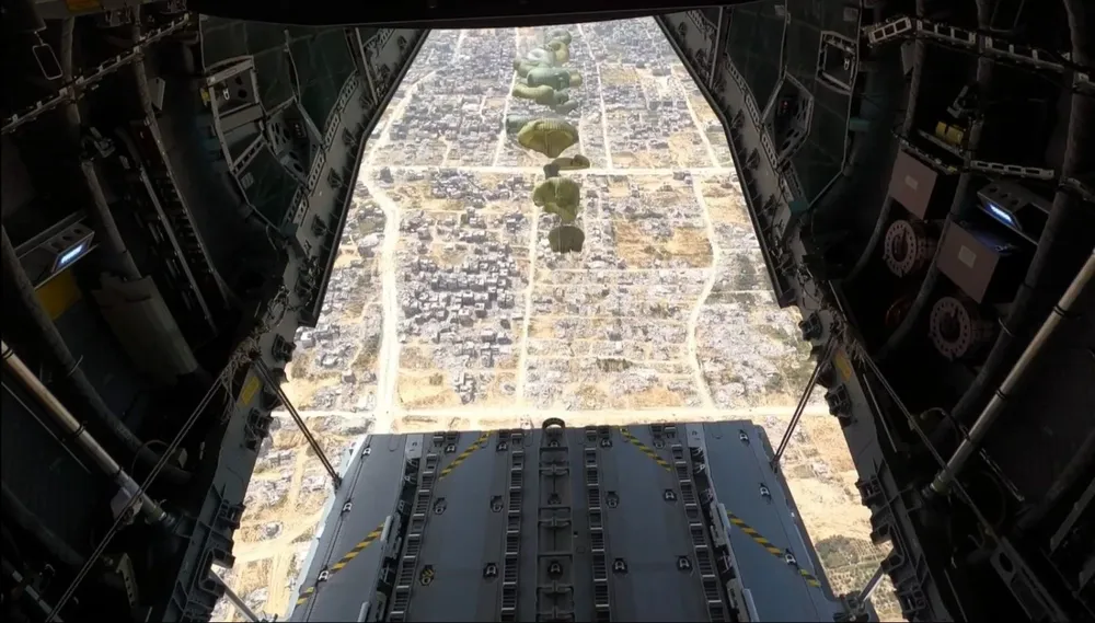 spaña lanza ayuda humanitaria sobre la Franja de Gaza.