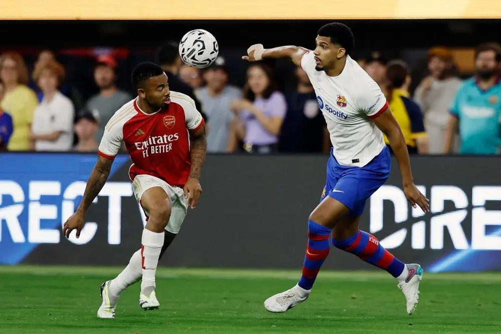 La marca de Ronald Araujo a Gabriel Jesús