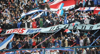 Hinchada de Nacional en el Parque Cental