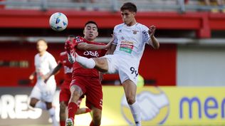 Osvaldo Bosso de Ñublense disputa un balón con Valentín Adamo de Boston River por la Copa Libertadores  