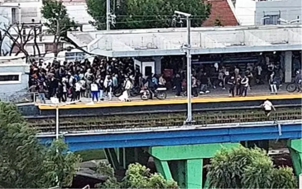 Vecinos en la estación de trenes de Quilmes procedieron a cortar las vías