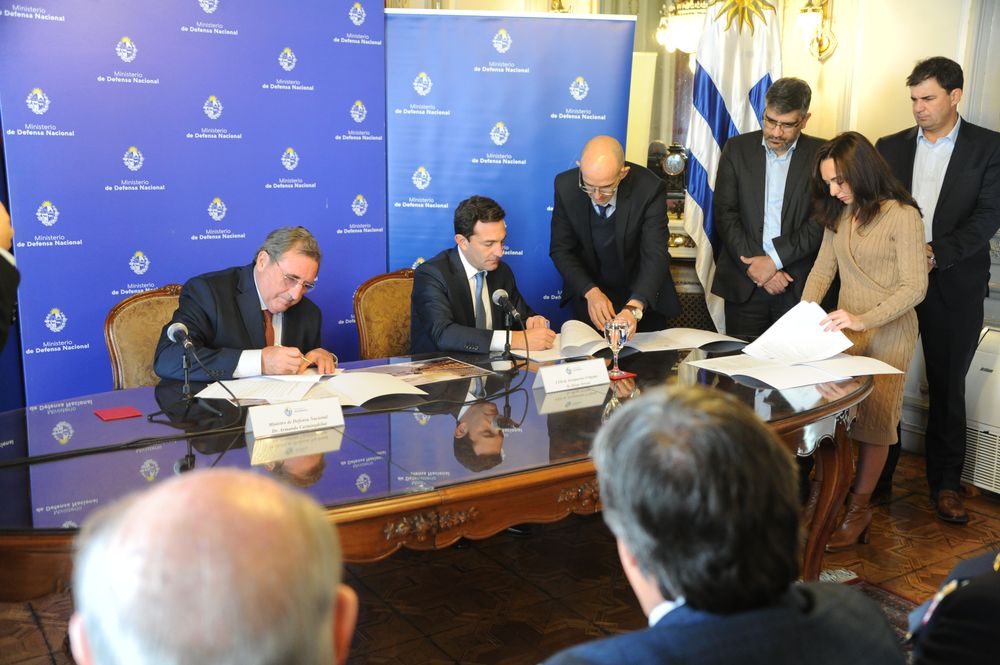 Firma del convenio entre Defensa Nacional y Aeropuertos Uruguay por el&nbsp;Aeropuerto de Carrasco