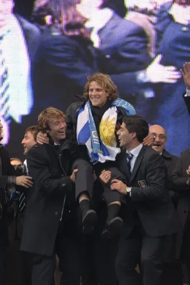 El Balón de Oro del Mundial de Sudáfrica, Diego Forlán, es levantado en andas por Lugano y Suárez. 2010