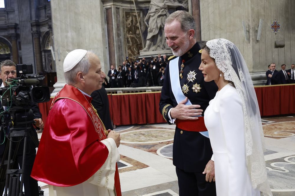 EuropaPress_6730301_reyes_felipe_vi_letizia_saludan_papa_leon_xiv_misa_inicio_pontificado_18.jpg