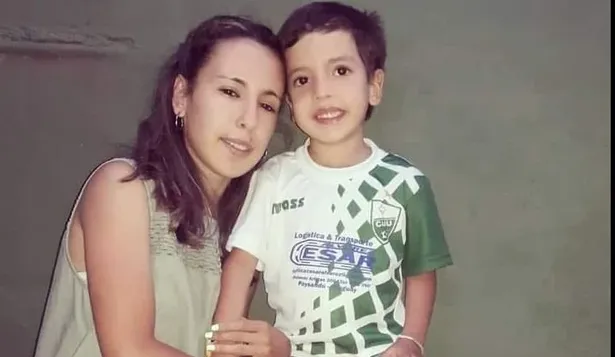 Giuliana Soledad Lara Ríos, de 27 años, y su hijo Mateo Valentín Miños Lara, de 8 años, en una foto que compartió la Policía cuando estaban desaparecidos