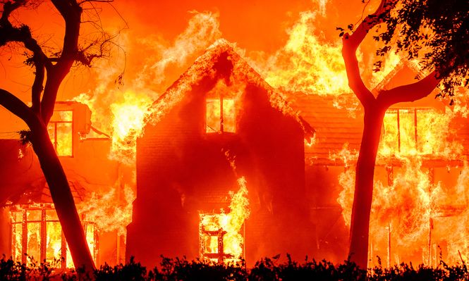 Las impactantes imágenes de los incendios forestales en Los Ángeles