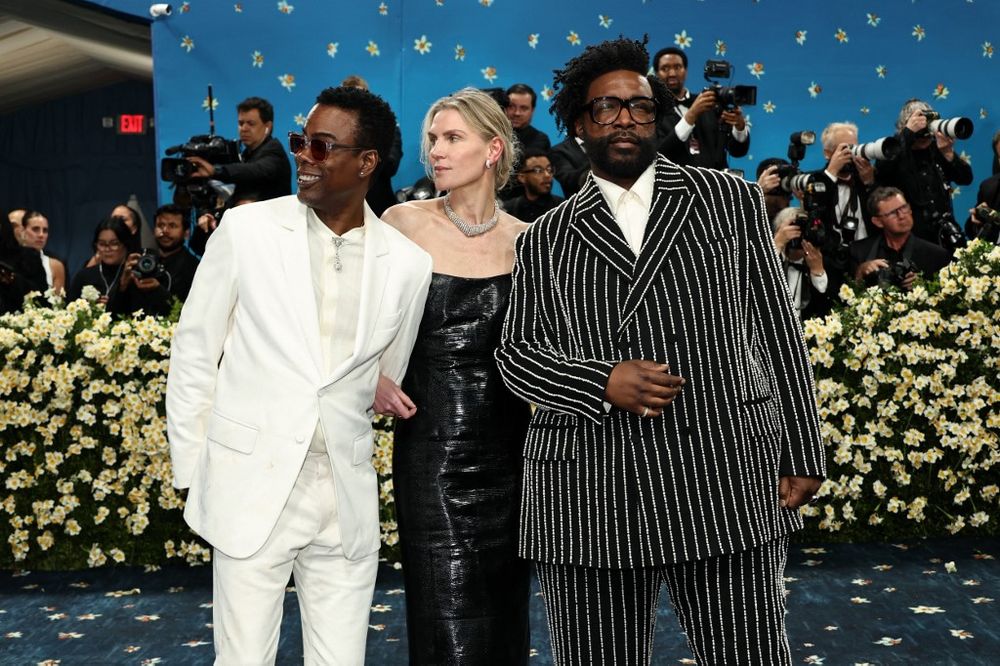 La diseñadora uruguaya Gabriela Hearst junto a Chris Rock y Questlove en la MET Gala