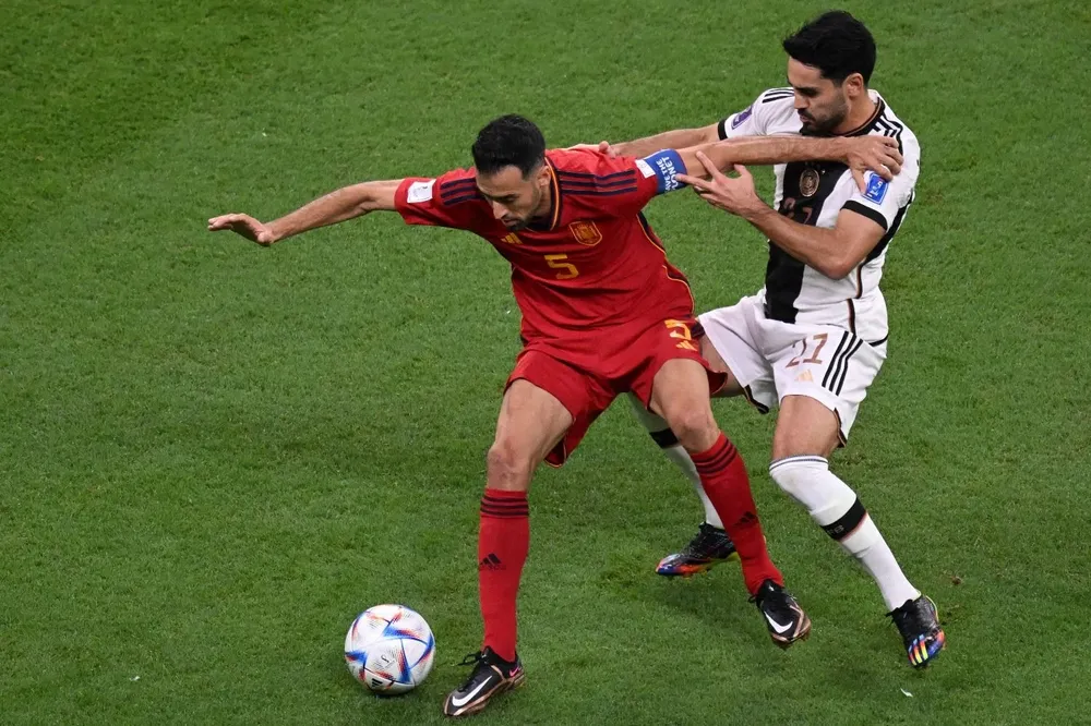 Ilkay Gundogan marca a Sergio Busquets