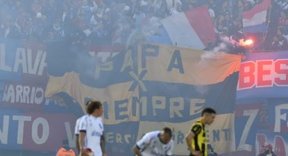 Bandera robada de Peñarol por hinchas de Nacional