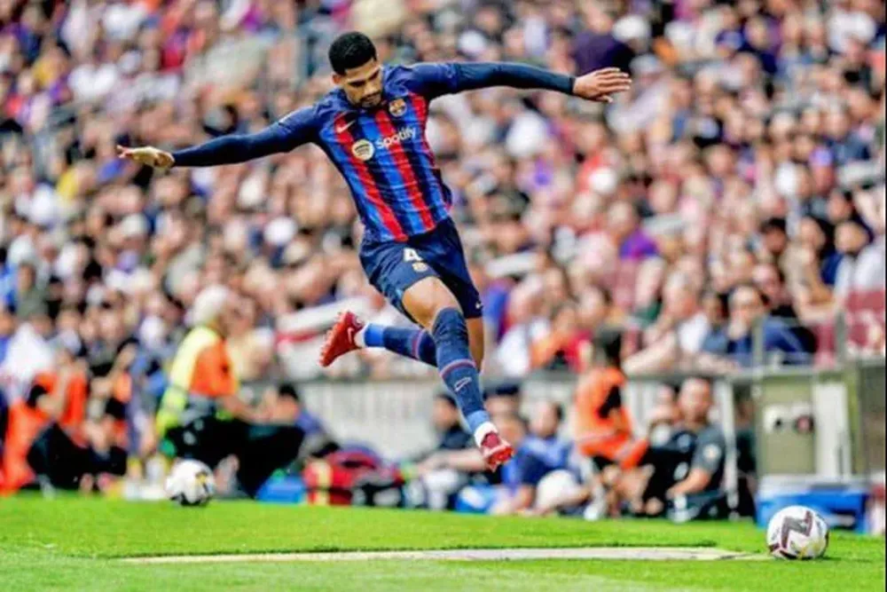 El salto de Ronald Araujo para evitar pisar el escudo de Barcelona