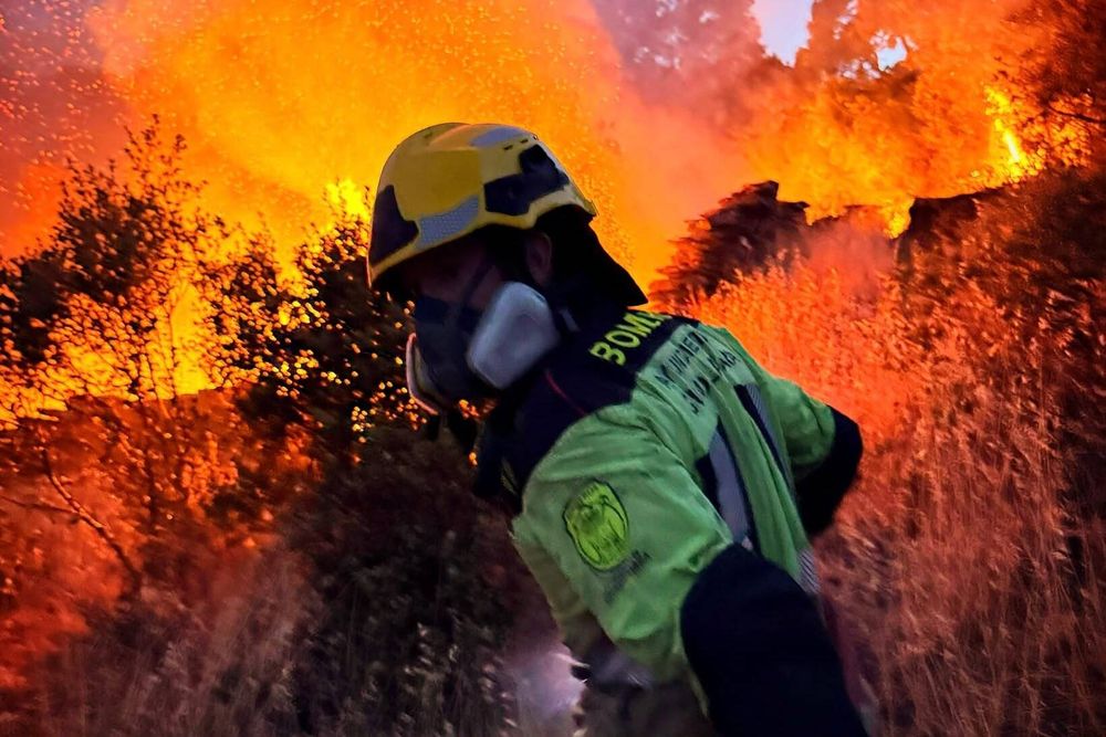 Bomberos y Protección Civil de Guadalajara mantienen su apoyo ininterrumpido al operativo del incendio de La Mierla.