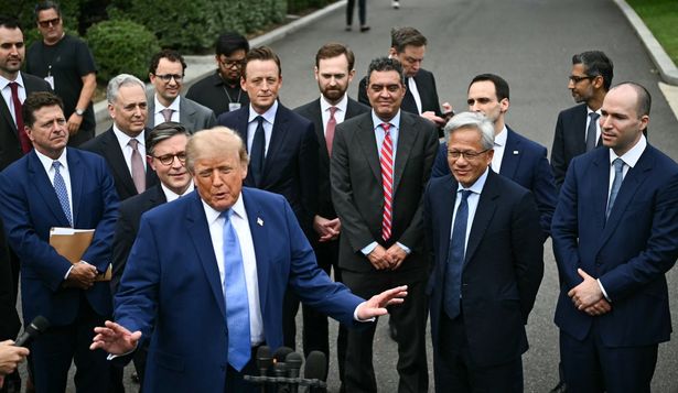 Donald Trump habla con la prensa tras una reunión con ejecutivos de tecnología sobre inteligencia artificial en la Casa Blanca.