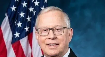 El republicano Ron Wright posando con la bandera de Estados Unidos de fondo