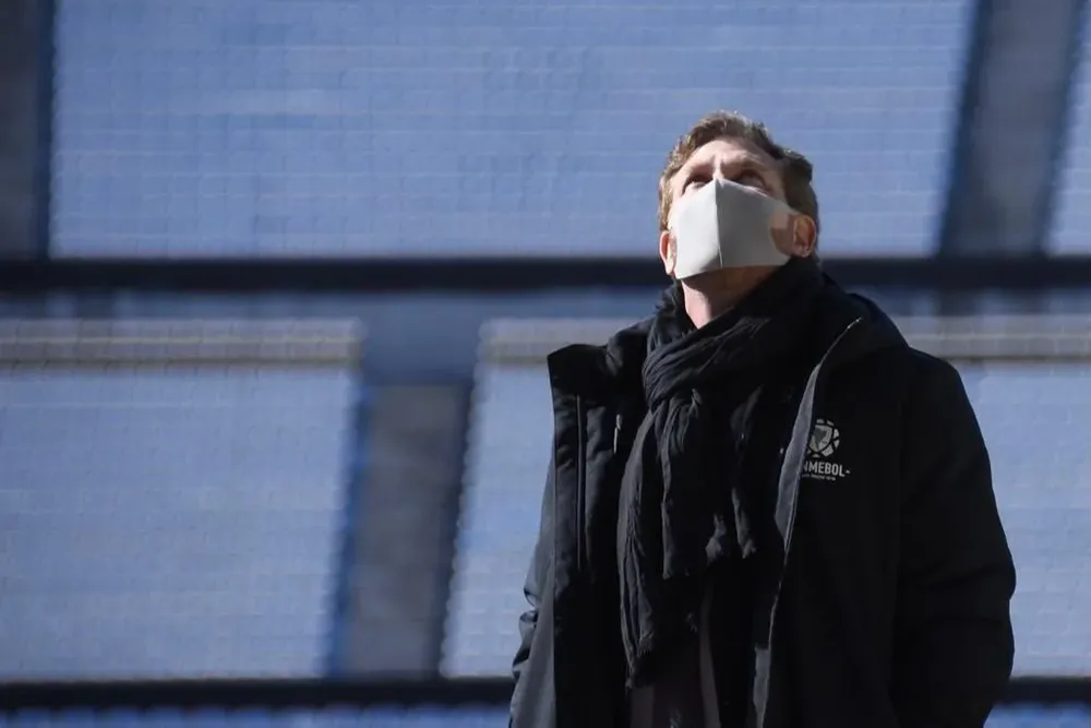 Domínguez observa las tribunas del Centenario