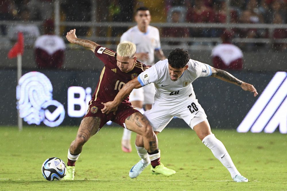 Yeferson Soteldo de Venezuela ante Maximiliano Araújo de la selección de Uruguay Yeferson Soteldo de Venezuela ante Maximiliano Araújo de la selección de Uruguay