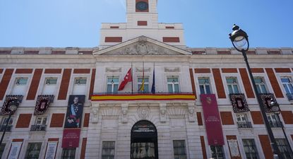 La Comunidad de Madrid engalana la fachada de la Real Casa de Correos en el décimo aniversario de la proclamación del Rey Felipe. Europa Press