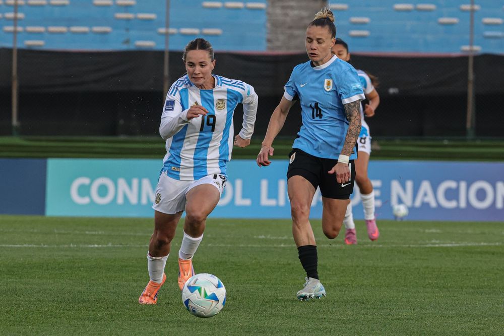 Agostina Holzheier de Argentina ante Alaides Paz de Uruguay por Liga de Naciones