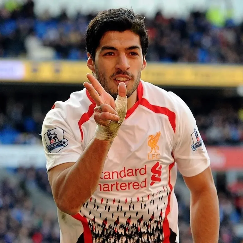 Luis Suárez cuando defendió a Liverpool de Inglaterra y celebrando uno de sus goles