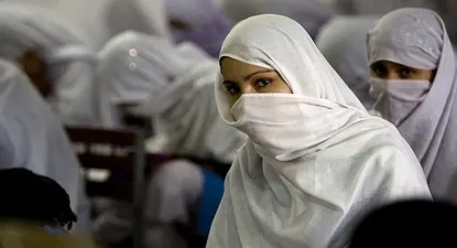Las mujeres también han sido obligadas a permanecer en matrimonios abusivos y azotadas por desafiar a la sharía al usar pantalones.