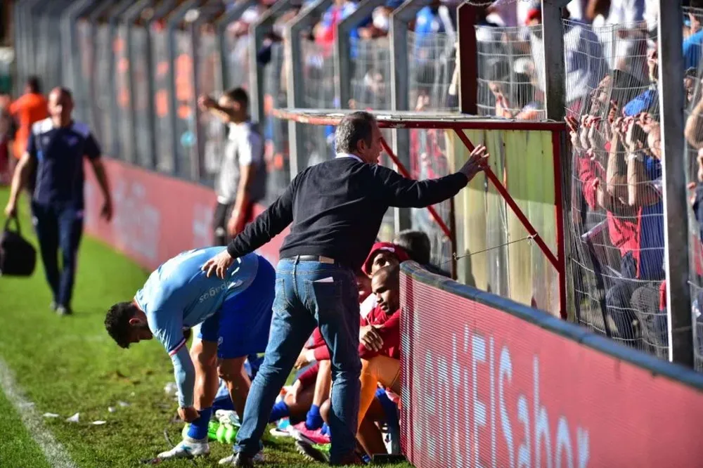 Lasarte habla con sus colaboradores que están en la tribuna del Saroldi