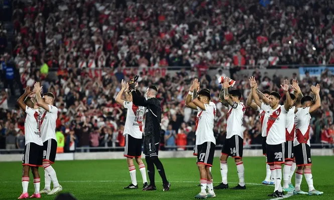El equipo saluda a su gente tras la victoria