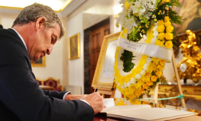 Alberto Núñez Feijóo firma el libro de condolencias por la muerte del Papa Francisco