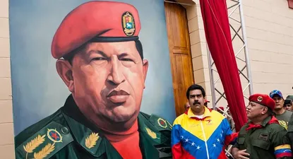 Venezuela- Nicolas Maduro y Diosdado Cabello, desvelan una pintura gigante del rostro de Chávez