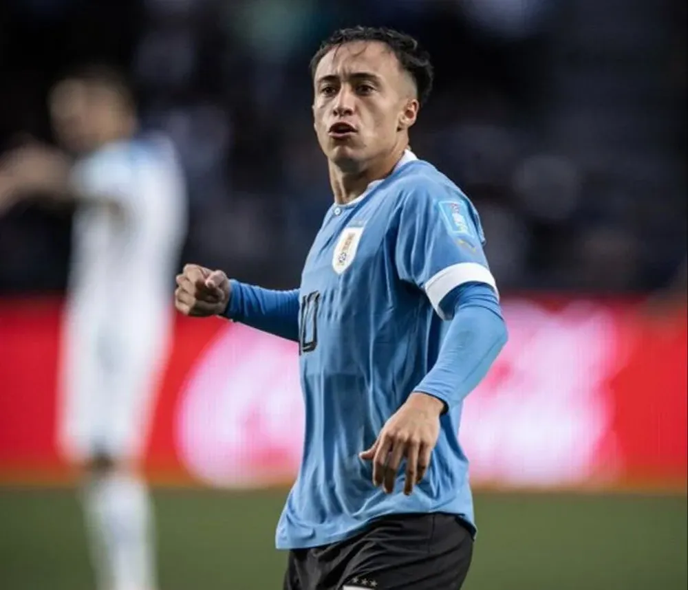 Franco González de Uruguay celebra su gol ante Inglaterra