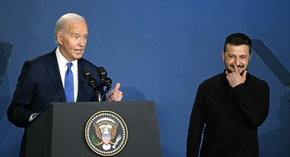 Joe Biden, presidente estadounidense, se corrige después de presentar accidentalmente al presidente de Ucrania, Volodymyr Zelensky, como el presidente de Rusia, Vladimir Putin.