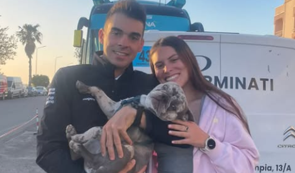 Thomas Silva con su pareja y su perrito en el Giro de Italia