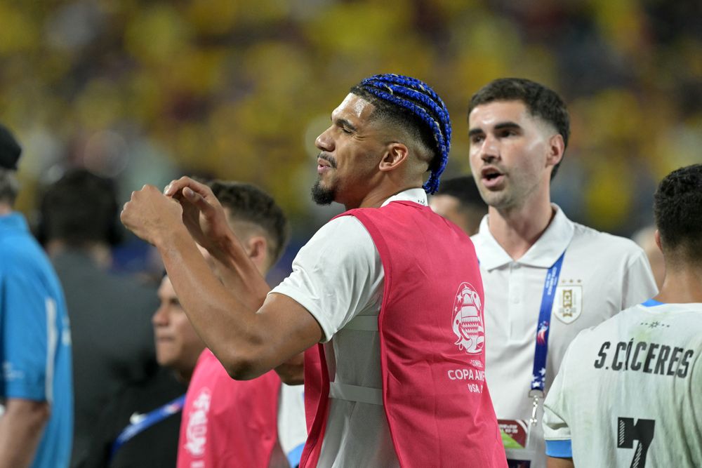 Ronald Araujo frente a los hinchas colombianos &nbsp;