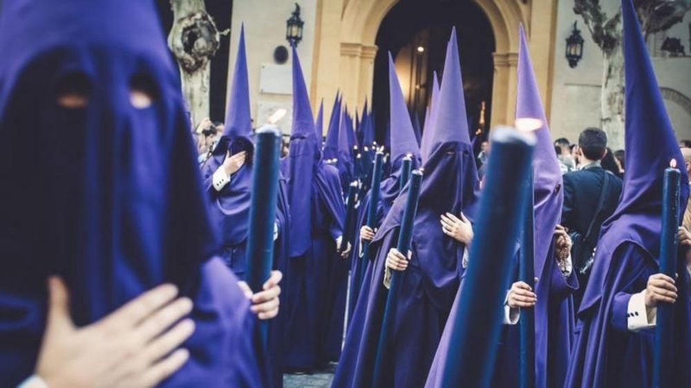 La forma de los capirotes simbolizaba el intento de acercase a Dios.