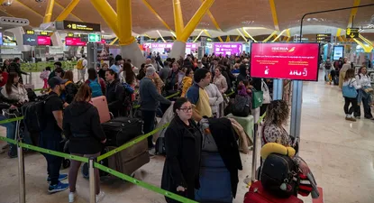 Pasajeros en las colas de facturación en el Aeropuerto de Madrid-Barajas.